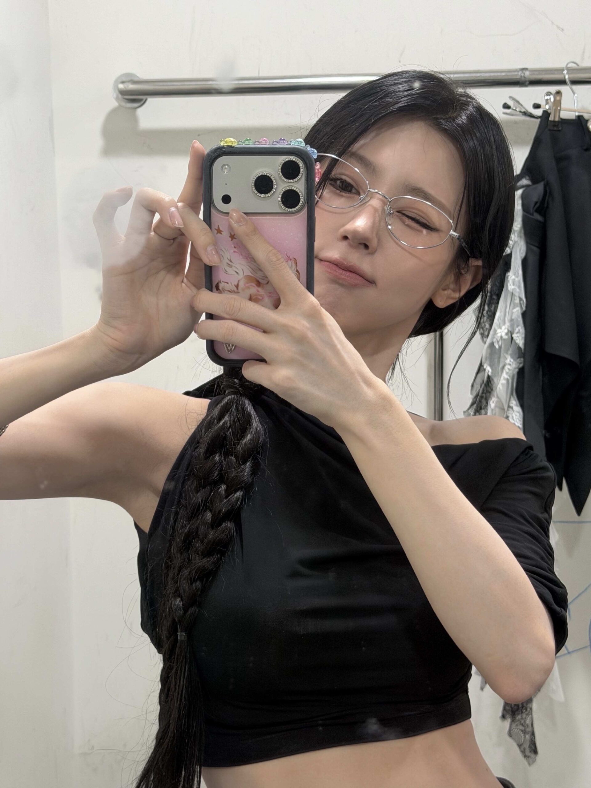 戴着眼镜伸舌头的米娅（Miuyeon）正面特写……从上方拍到的微微隆起的胸部