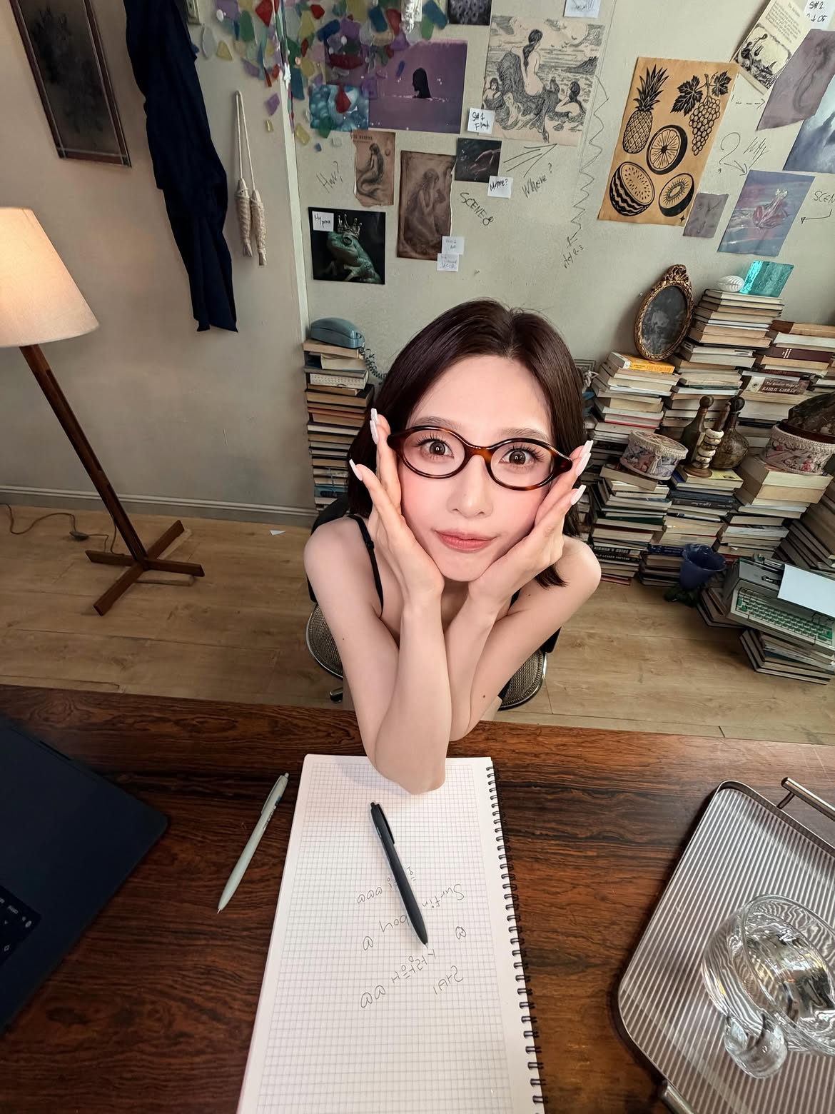 Red Velvet JOY 黑色细肩带吊裙 小女人风 低调的胸前展现 身材 - Instagram