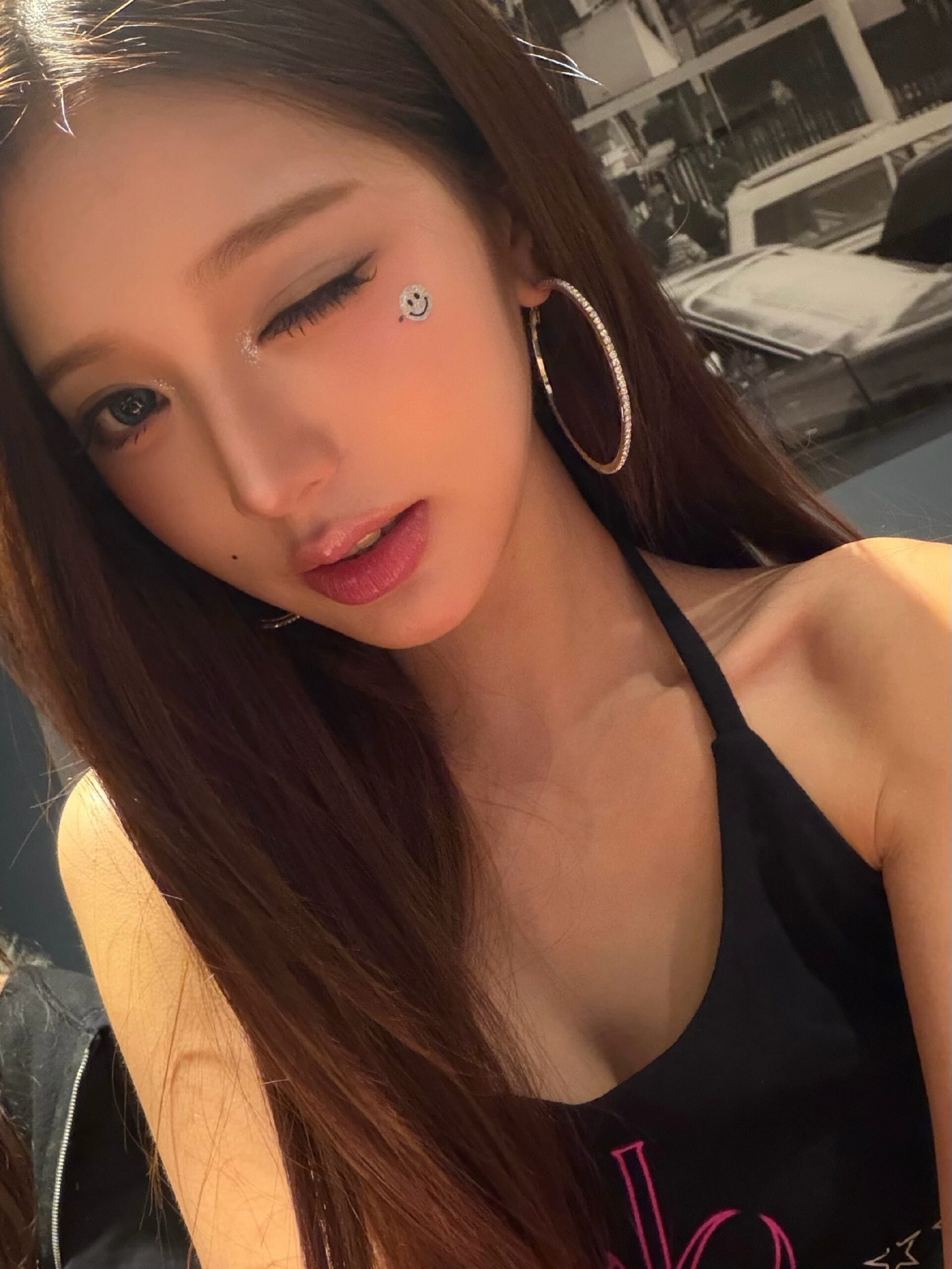 IVE 张元英 红色皮革束身衣 撩人胸部线条吸睛 - Instagram