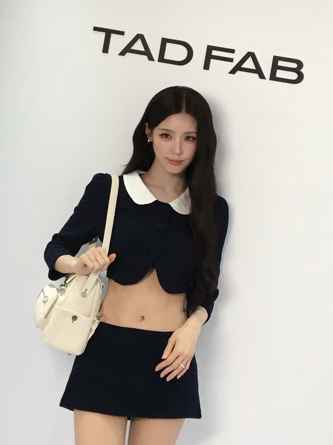 아이들 미연 남색 크롭 여성정장 잘록한 복부 배꼽 - 인스타