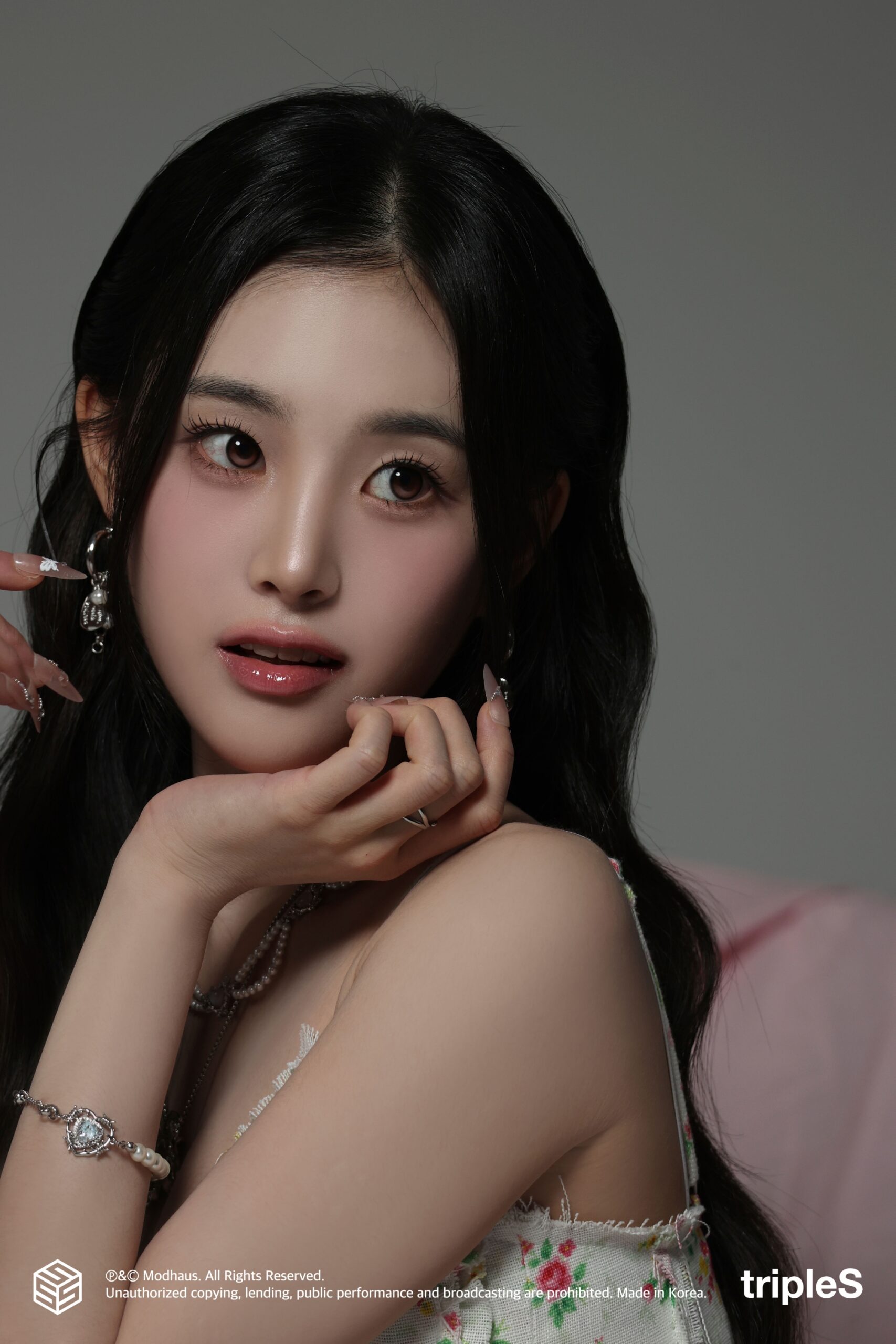 트리플에스 지연 화이트 꽃무늬 끈나시 몽글한 가슴골 - 인스타