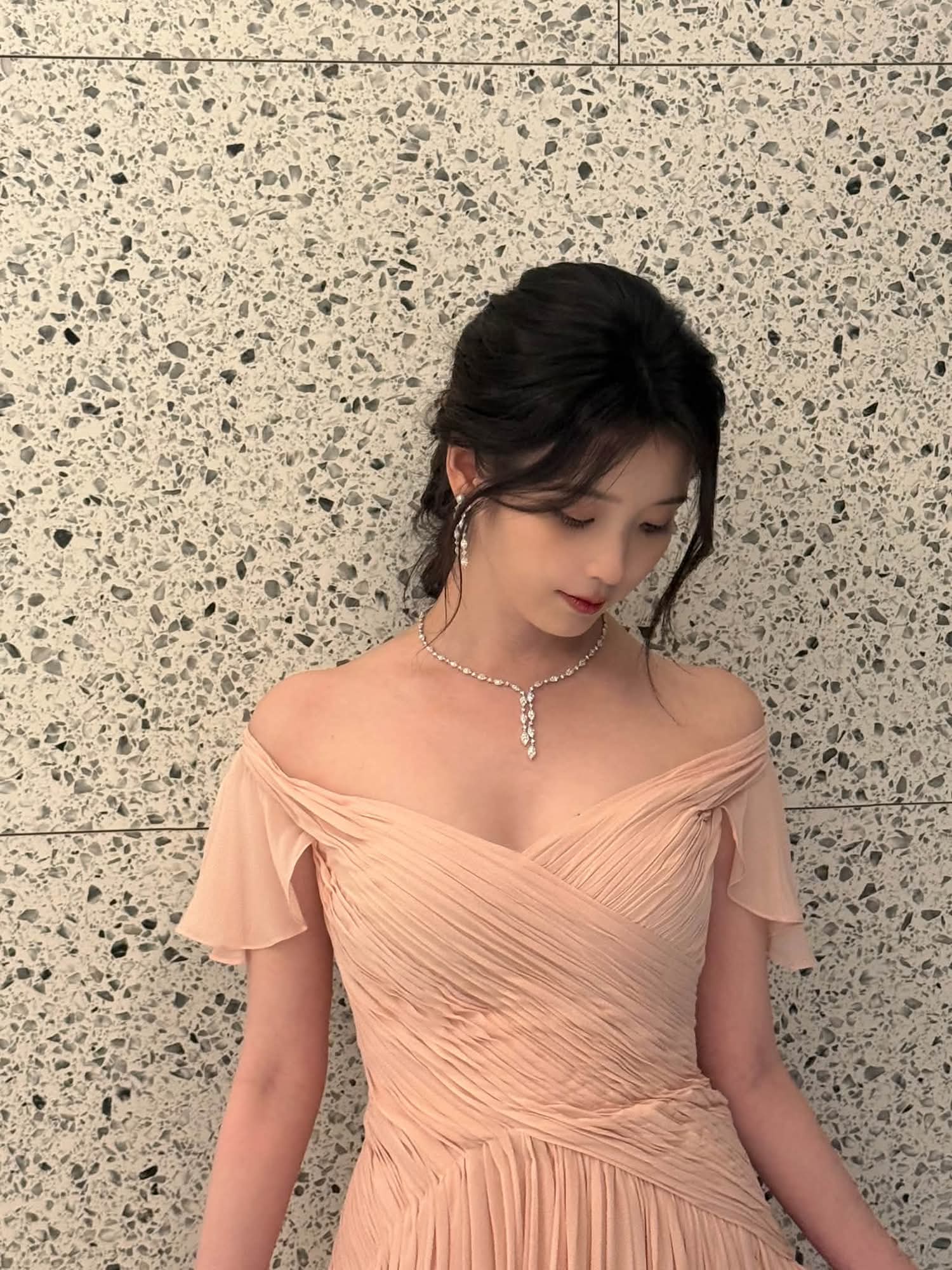 청룡어워즈 퇴근길 아이유...차에 타면서 핑크드레스 가슴골 방심 #2