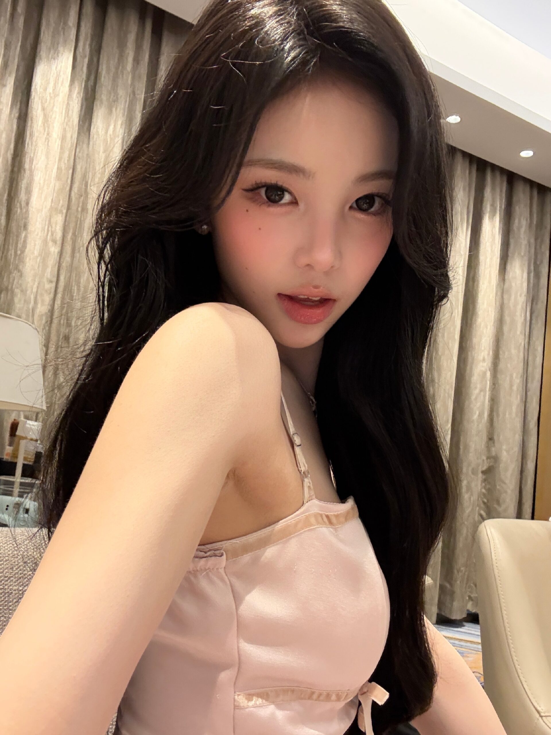 李安 Weverse 自拍...粉色蝴蝶结系带连衣裙，Yadang 的信息素