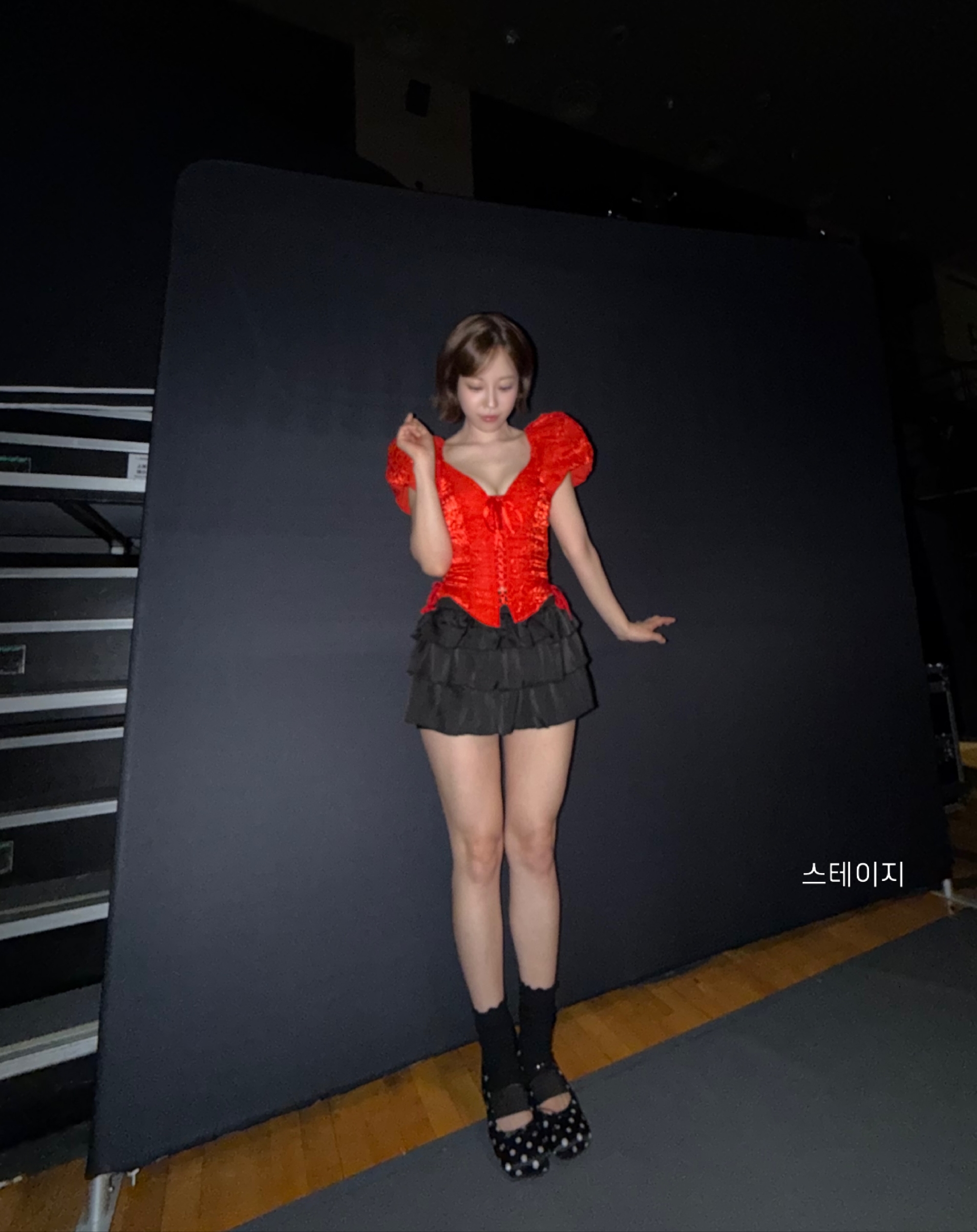 KARA ヒョ・ヨンジ 深く刻まれた赤いコルセット 胸元が見える谷間（高画質）