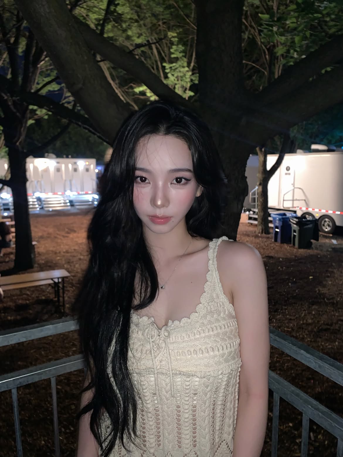 Karina Puts Up With Heavy, Pure-White Lace Blouse on Her Feet - Lollapalooza