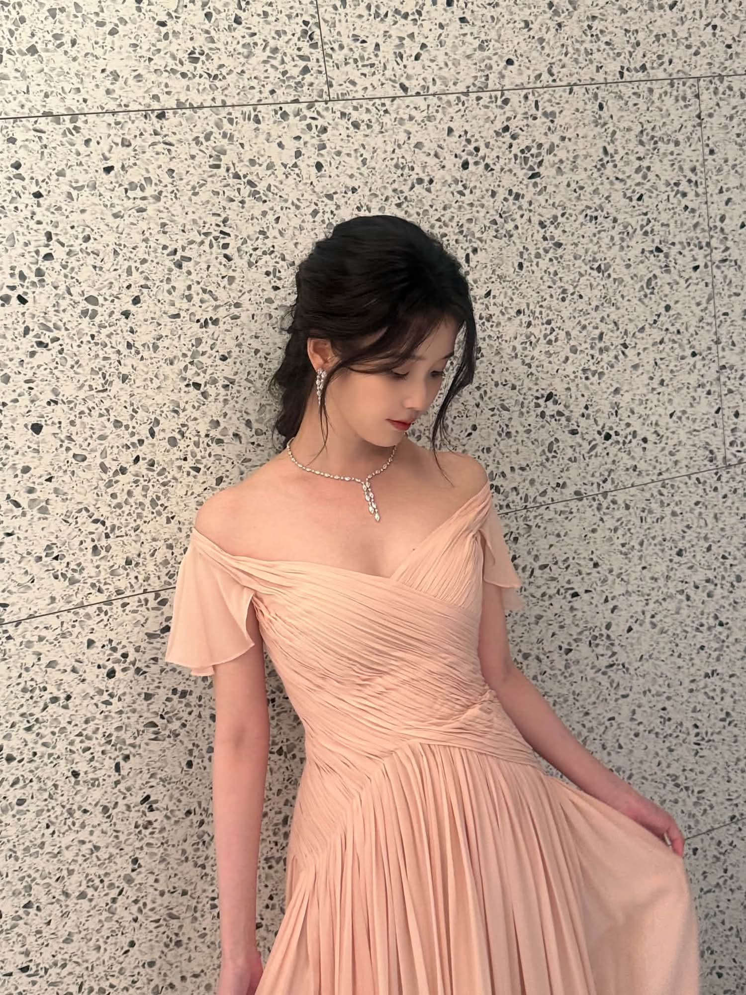 청룡어워즈 퇴근길 아이유...차에 타면서 핑크드레스 가슴골 방심 #2