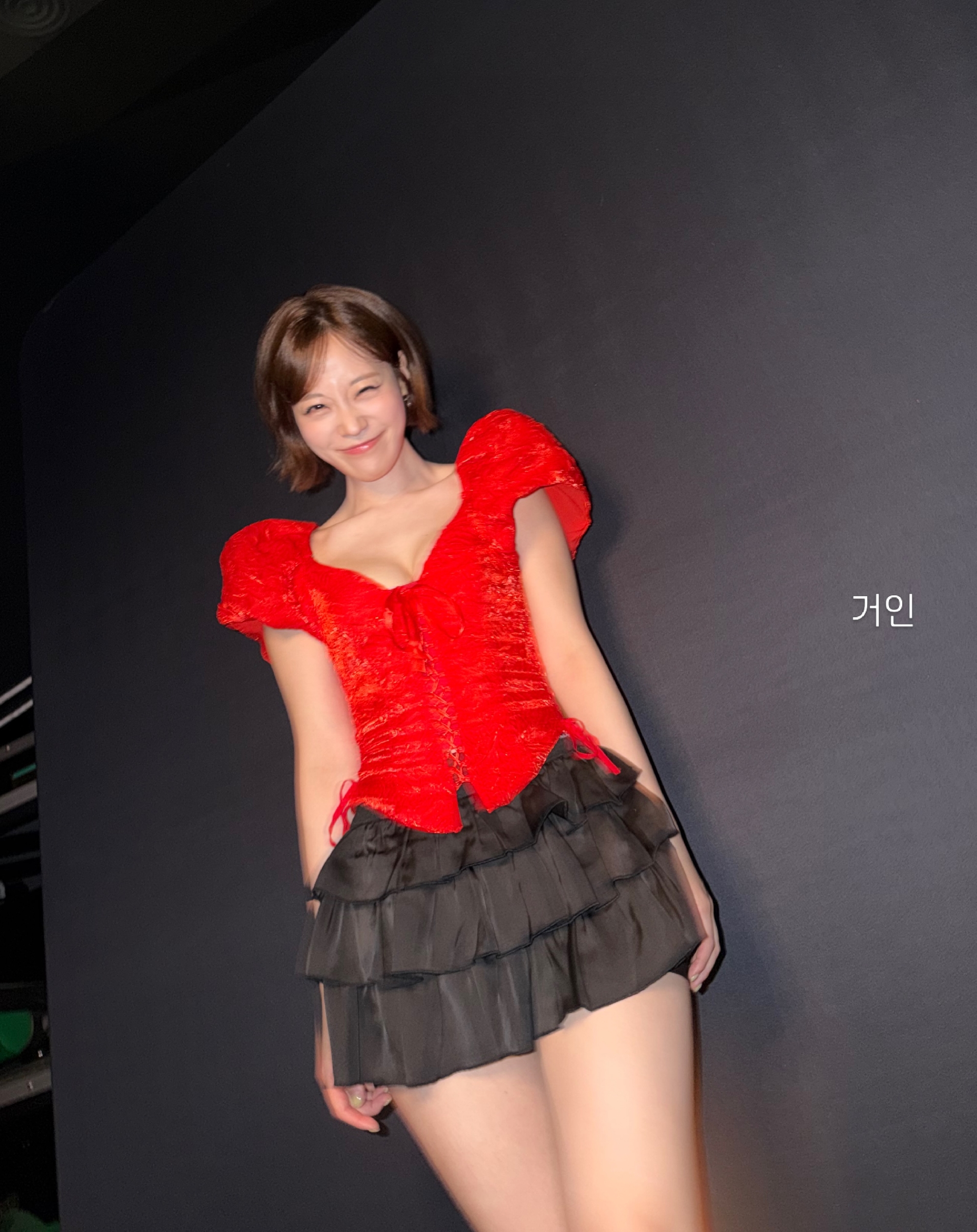 KARA ヒョ・ヨンジ 深く刻まれた赤いコルセット 胸元が見える谷間（高画質）