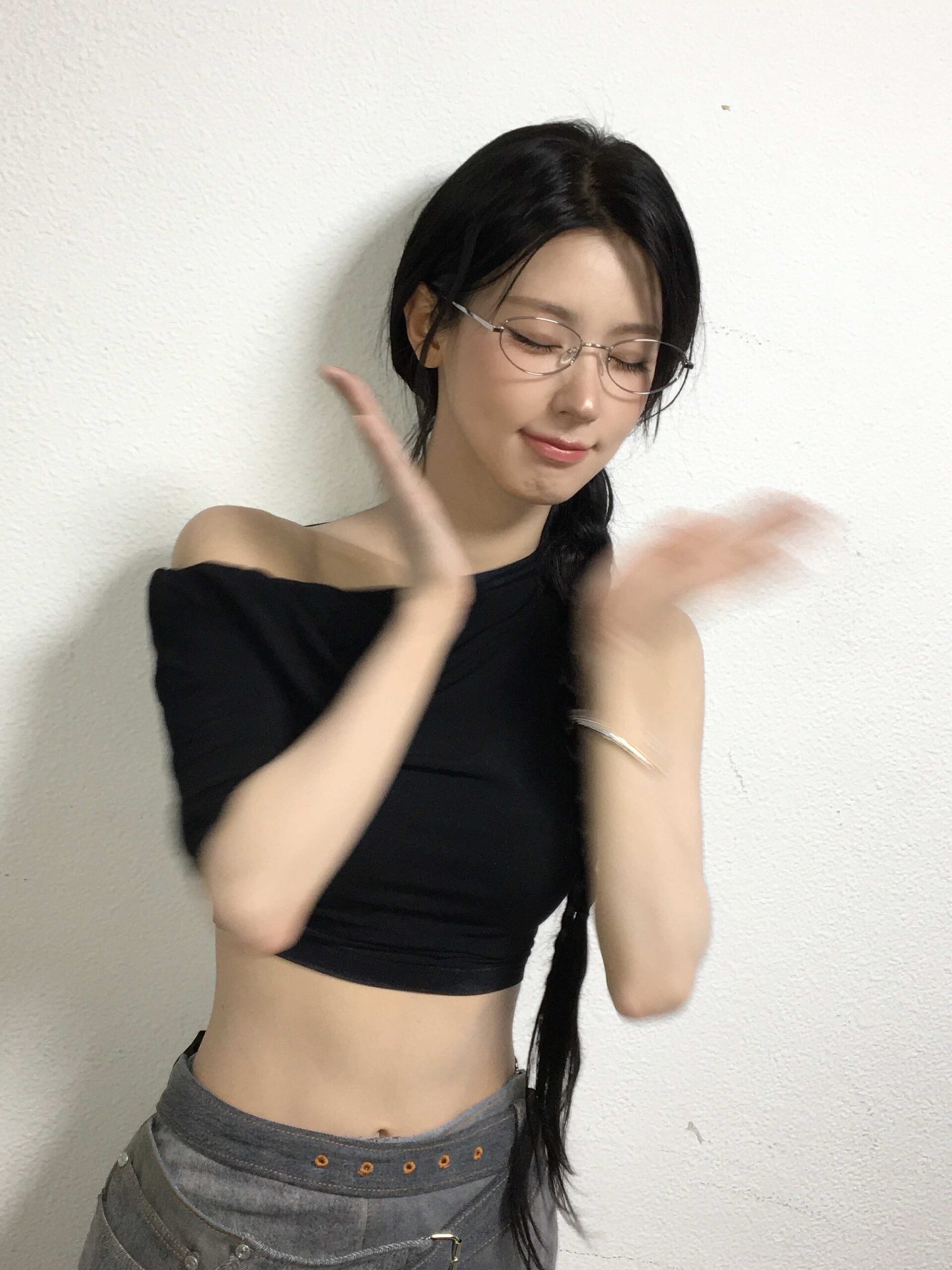 戴着眼镜伸舌头的米娅（Miuyeon）正面特写……从上方拍到的微微隆起的胸部