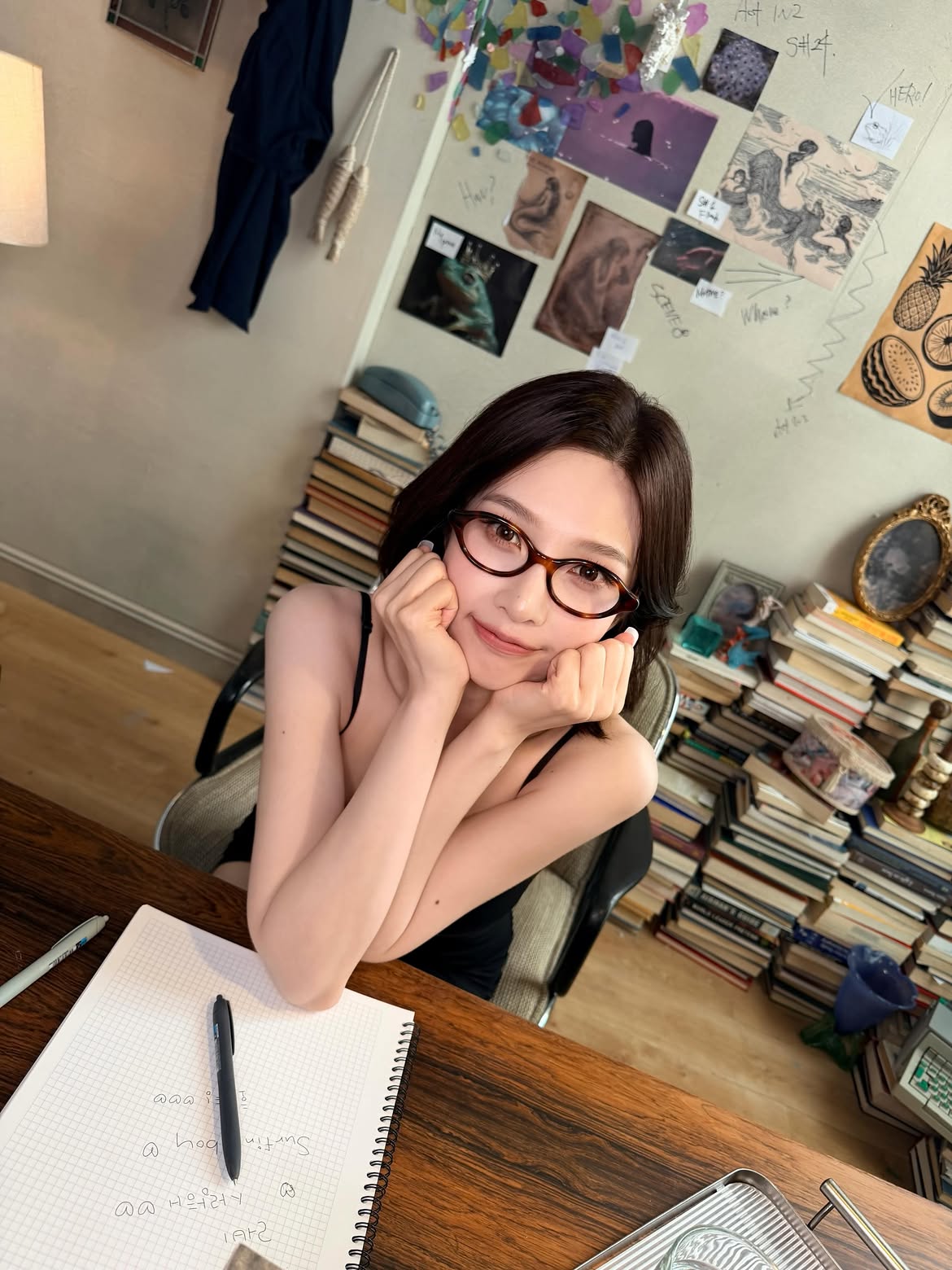 Red Velvet JOY 黑色细肩带吊裙 小女人风 低调的胸前展现 身材 - Instagram