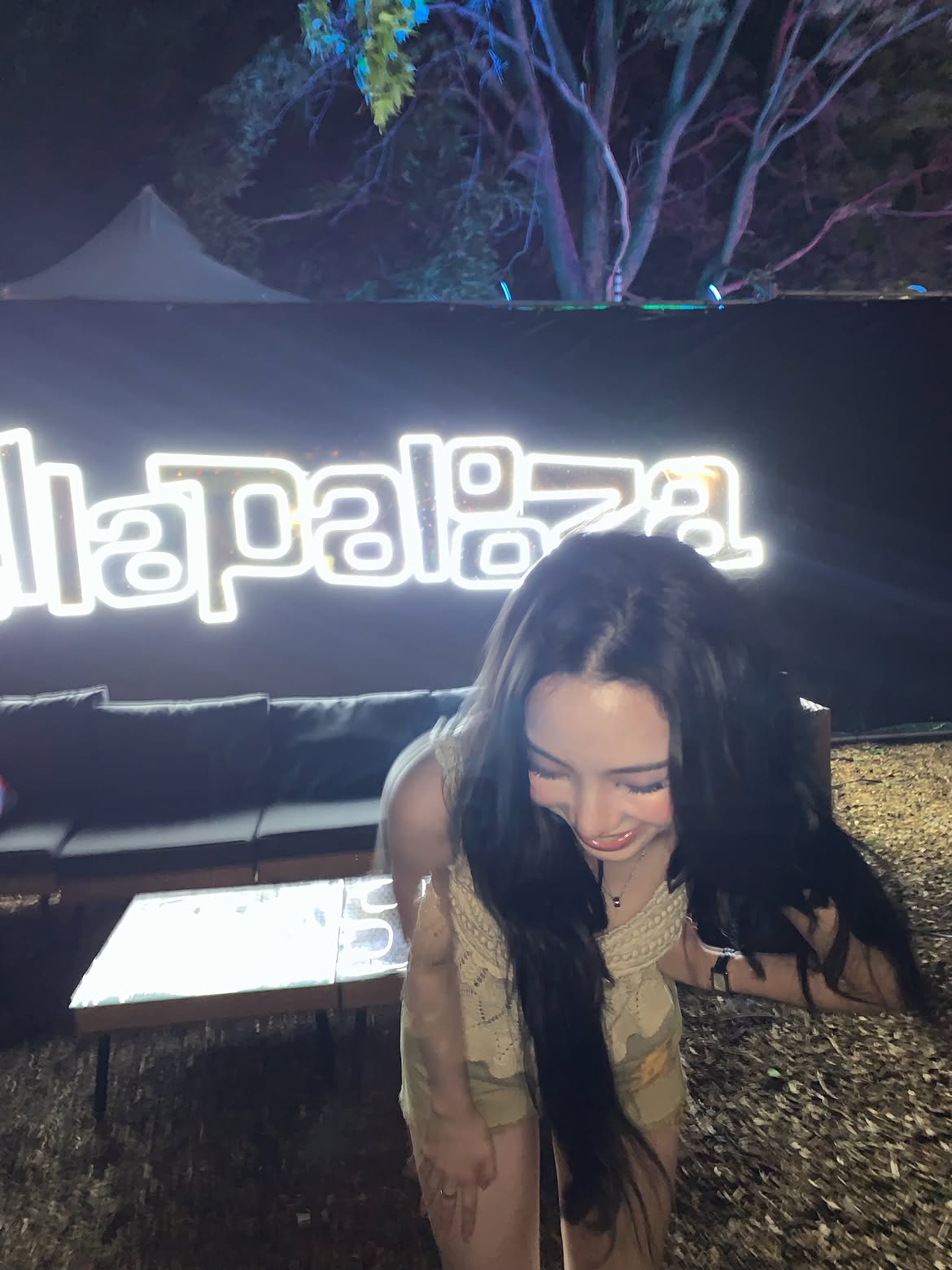 Karina Puts Up With Heavy, Pure-White Lace Blouse on Her Feet - Lollapalooza