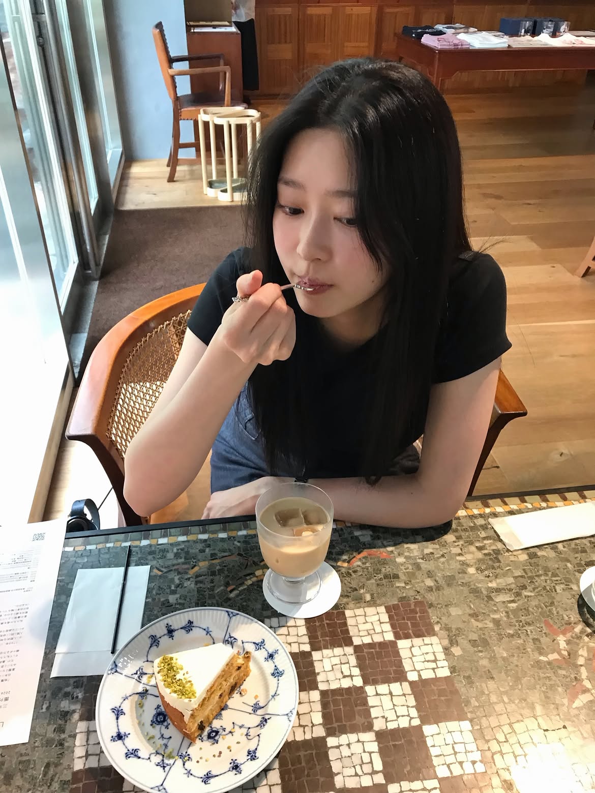 日本旅行：キム・ミンジュのブラトップが映える、ふっくら白T＋チョンミニの脚線美 #2