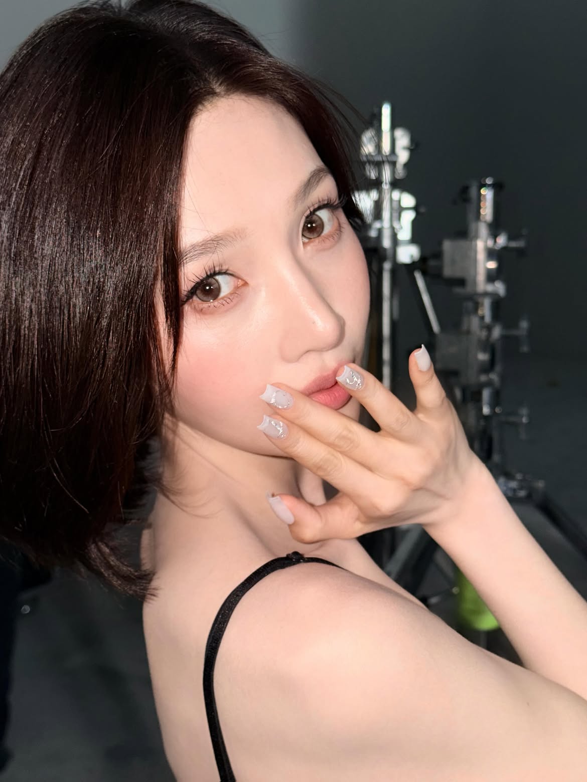 Red Velvet JOY 黑色细肩带吊裙 小女人风 低调的胸前展现 身材 - Instagram