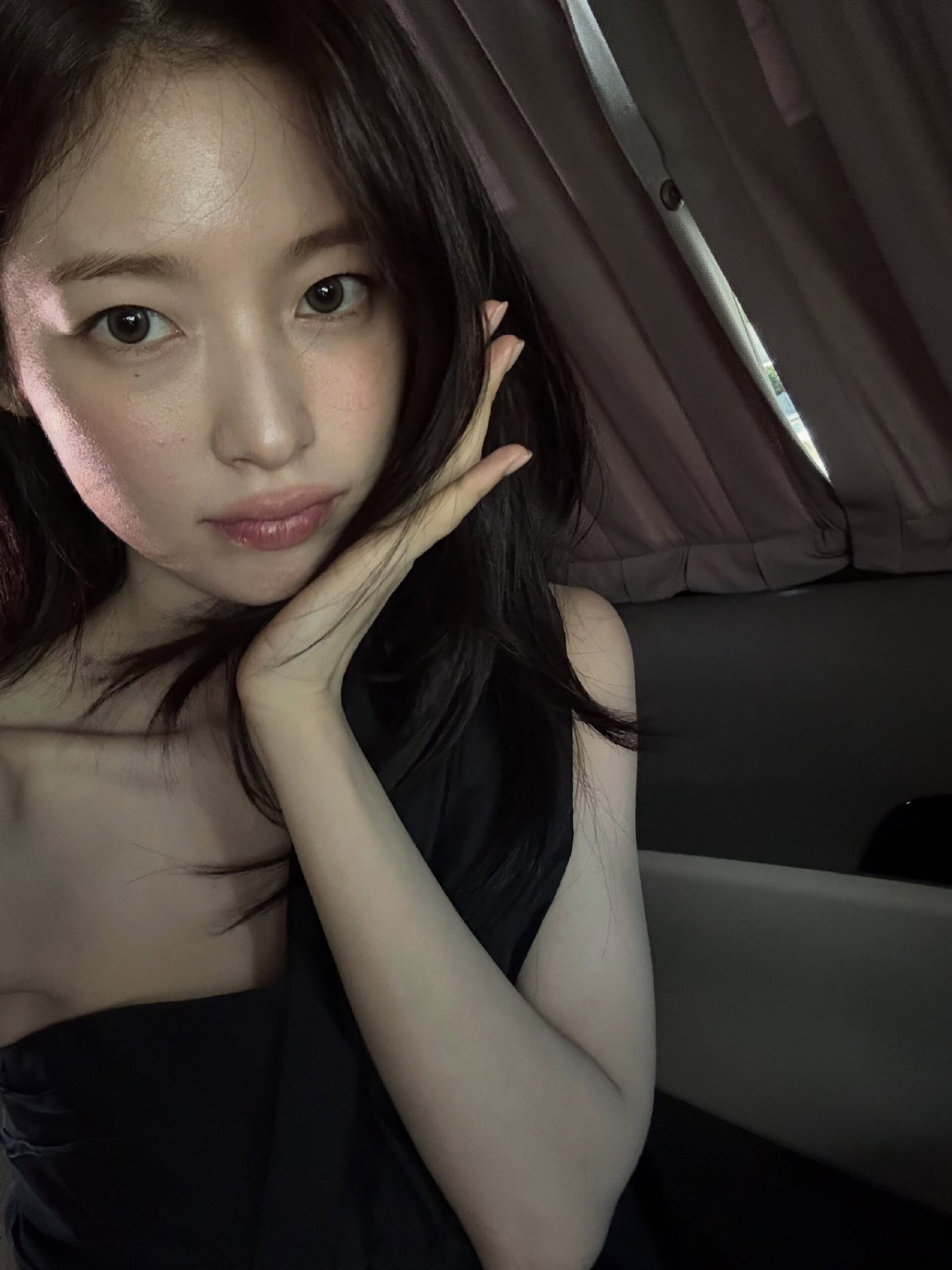 민망하게 생긴 돌하르방에 얼굴을 가까이 들이댄 아린 ㅗㅜㅑ