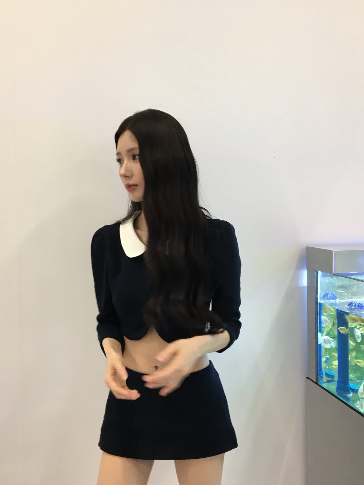 아이들 미연 남색 크롭 여성정장 잘록한 복부 배꼽 - 인스타