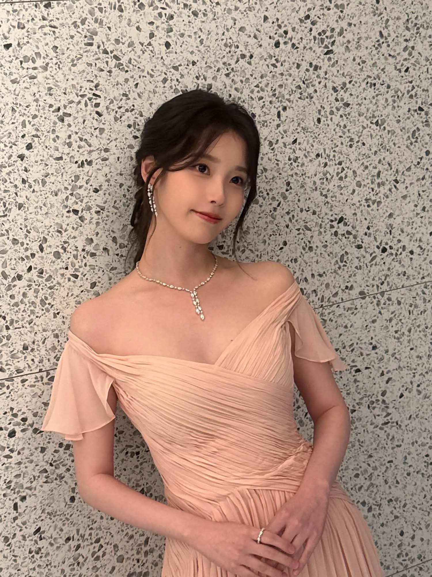 청룡어워즈 퇴근길 아이유...차에 타면서 핑크드레스 가슴골 방심 #2