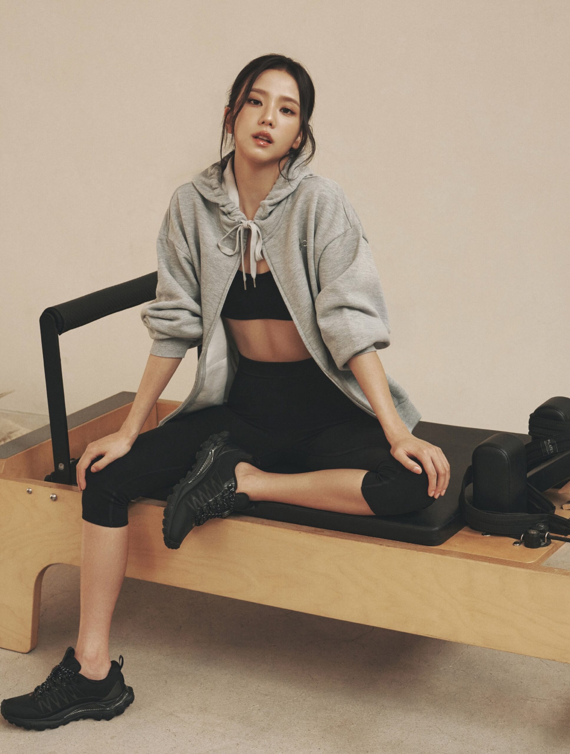 BLACKPINK Jisoo alo yoga 写真集 含蓄的胸部轮廓 竖脊肌 费洛蒙