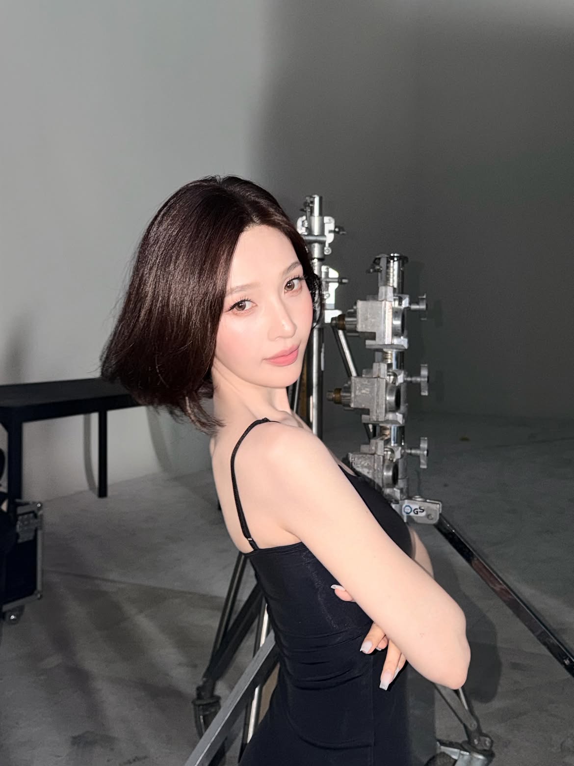 Red Velvet JOY 黑色细肩带吊裙 小女人风 低调的胸前展现 身材 - Instagram