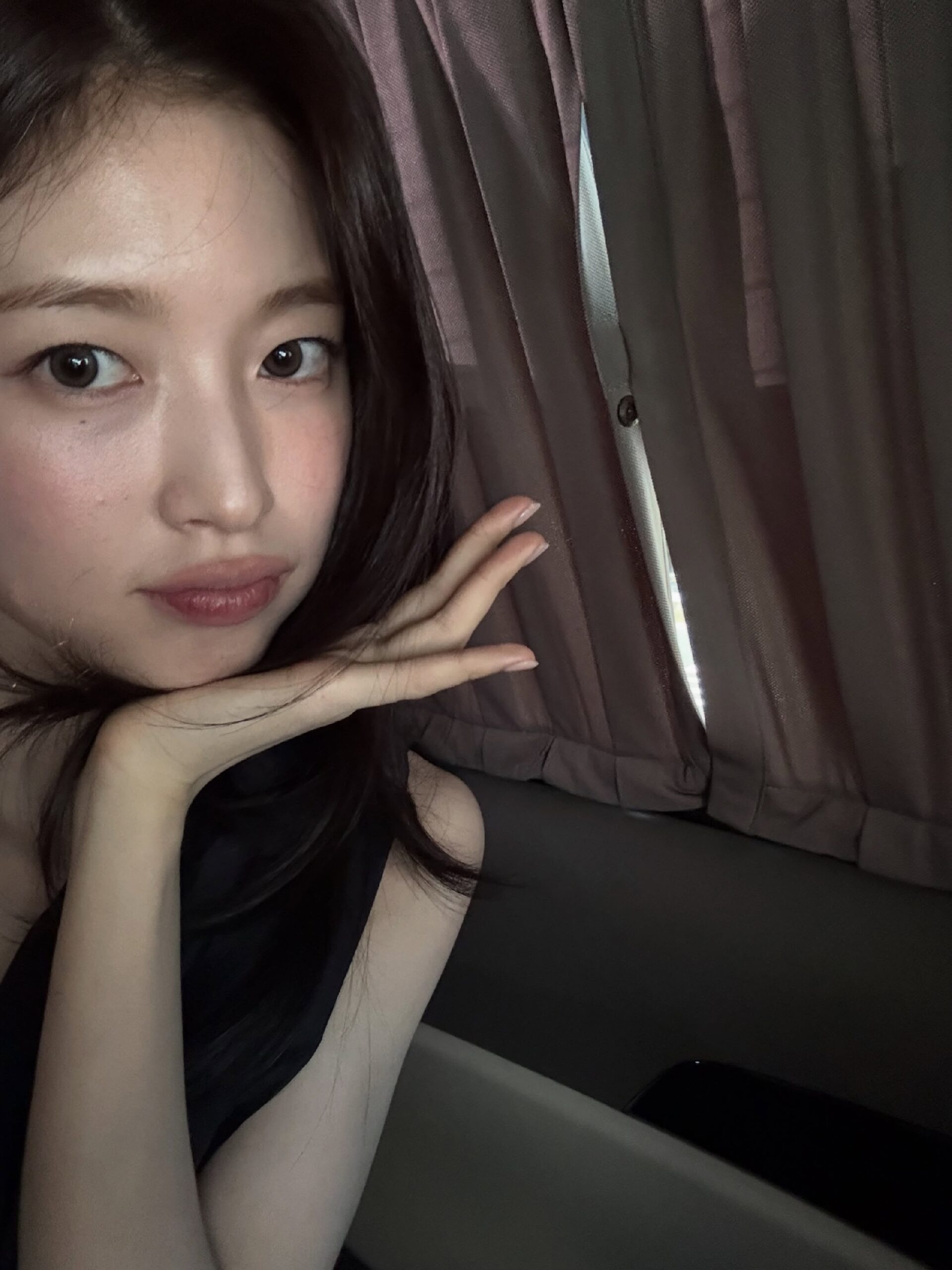 민망하게 생긴 돌하르방에 얼굴을 가까이 들이댄 아린 ㅗㅜㅑ