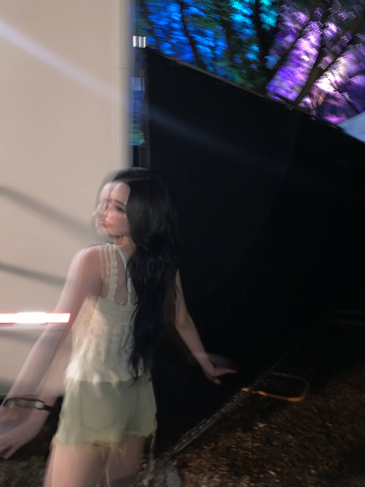 Karina Puts Up With Heavy, Pure-White Lace Blouse on Her Feet - Lollapalooza