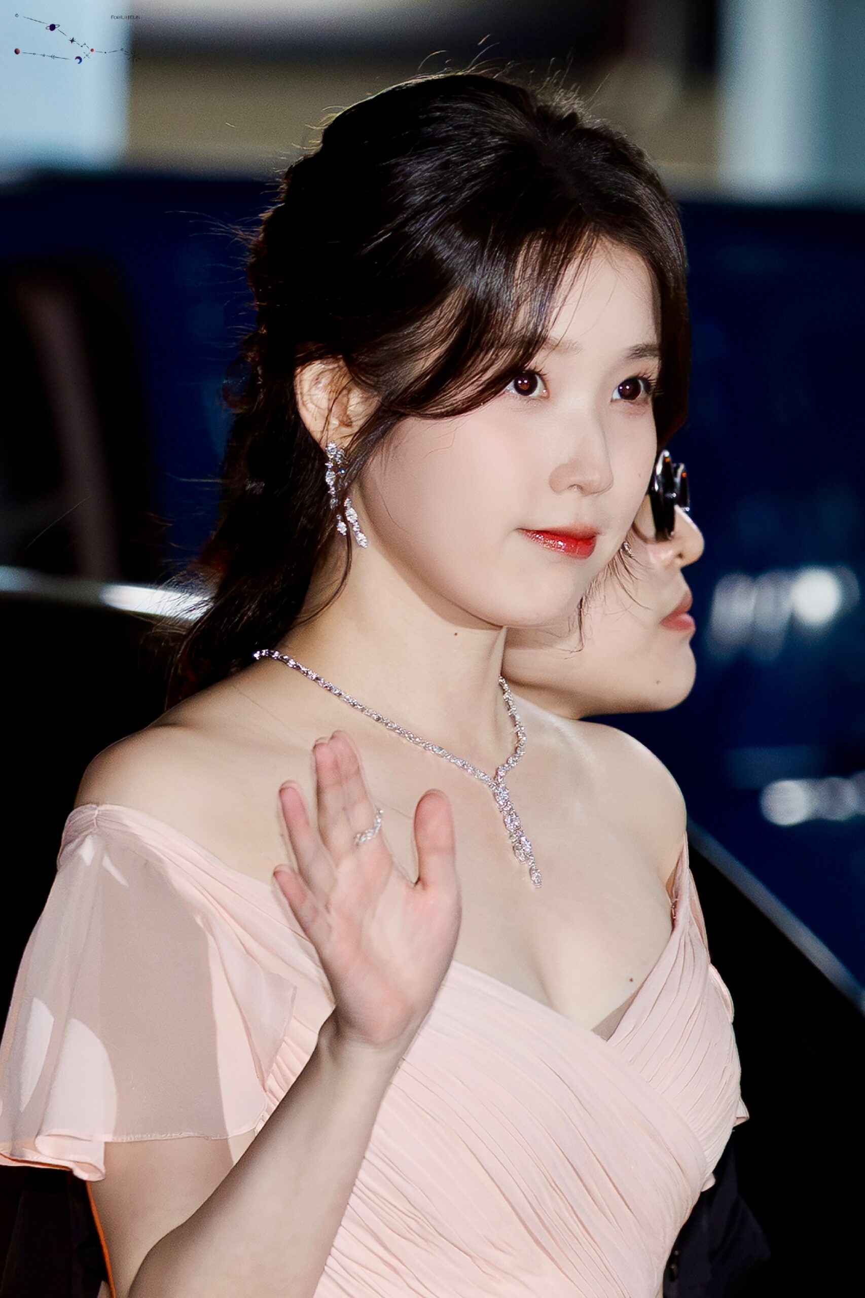 청룡어워즈 퇴근길 아이유...차에 타면서 핑크드레스 가슴골 방심 #2