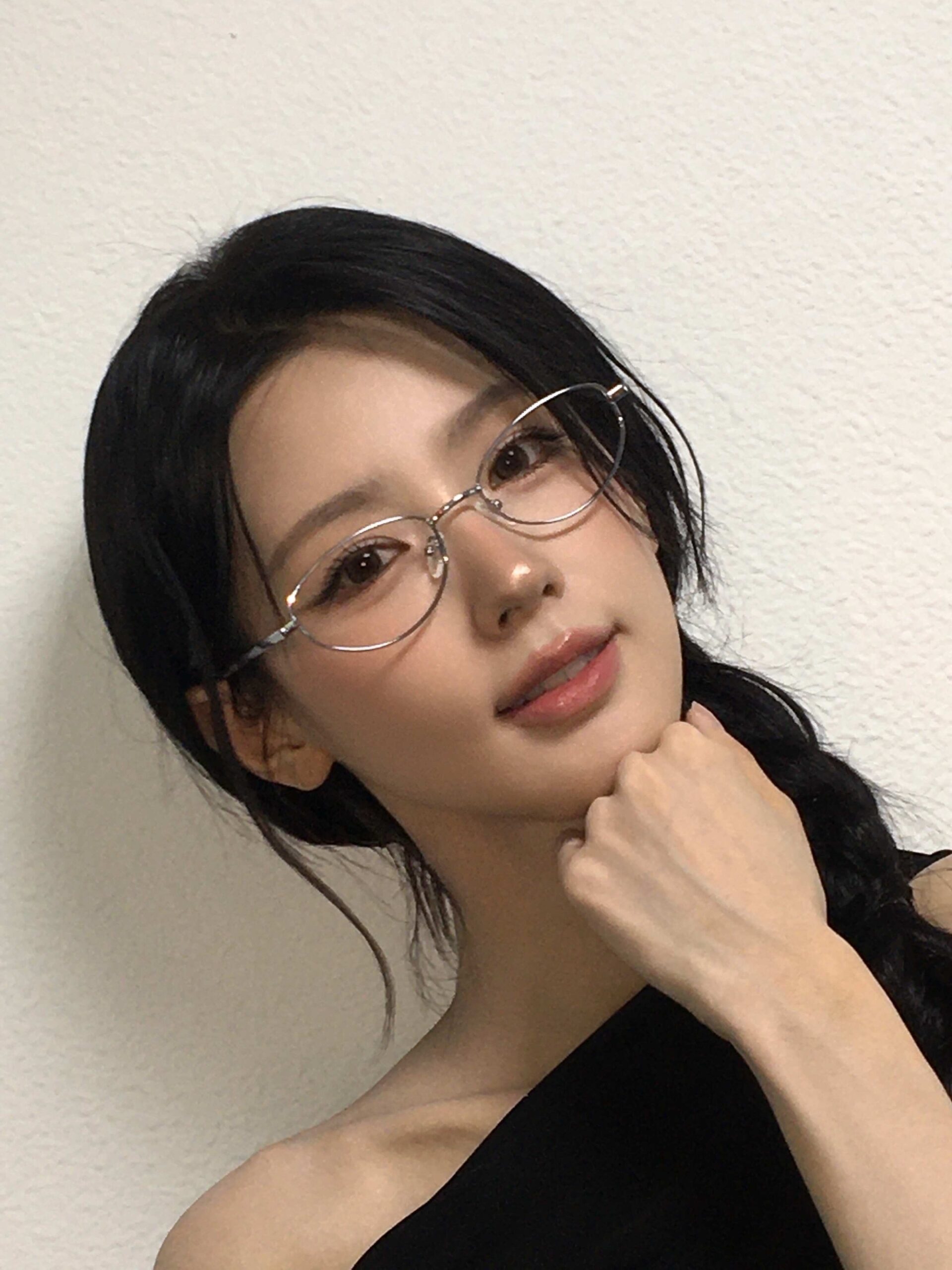 戴着眼镜伸舌头的米娅（Miuyeon）正面特写……从上方拍到的微微隆起的胸部