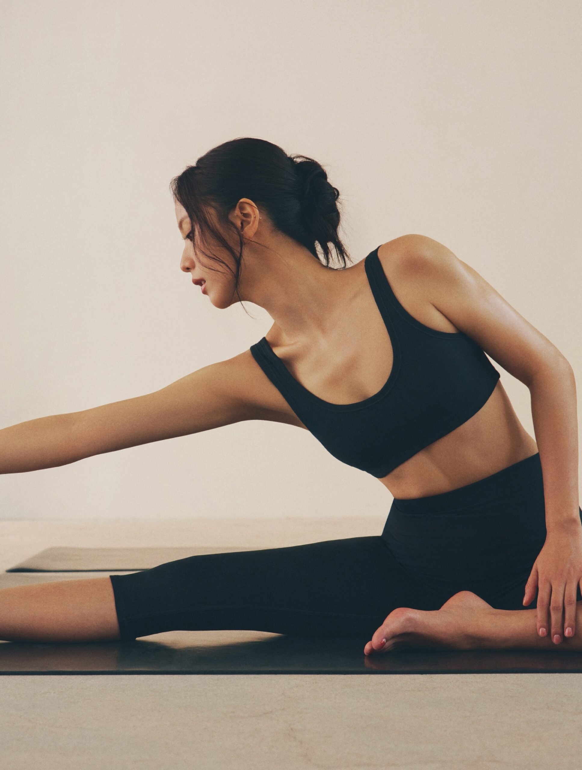 BLACKPINK Jisoo alo yoga 写真集 含蓄的胸部轮廓 竖脊肌 费洛蒙