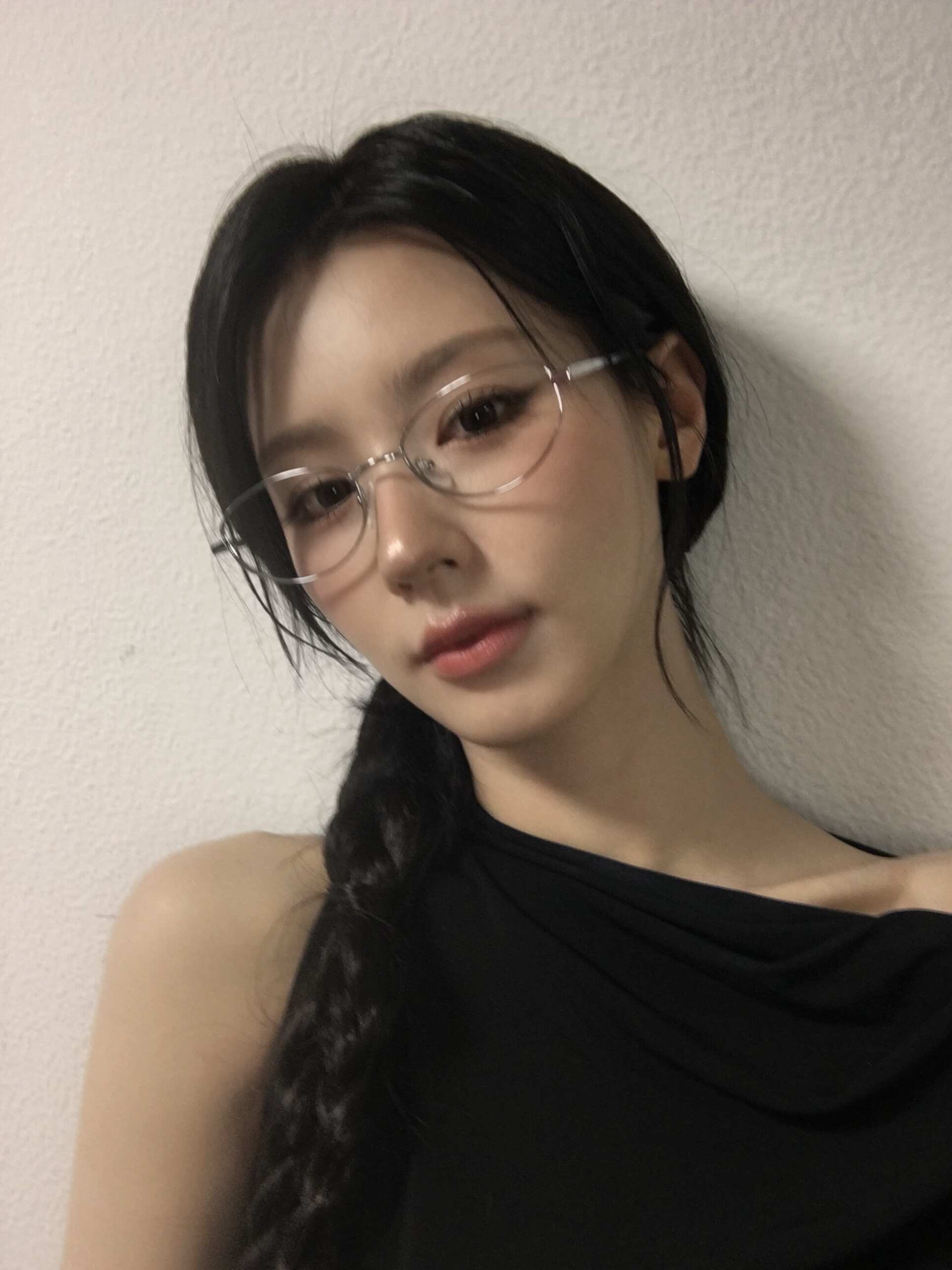 戴着眼镜伸舌头的米娅（Miuyeon）正面特写……从上方拍到的微微隆起的胸部
