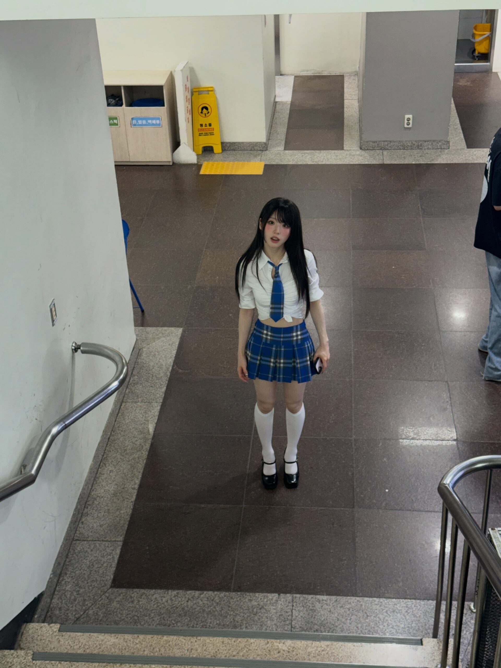 ARTMS 희진 화이트 셔링 교복 봉긋한 가슴 체크스커트 허벅지