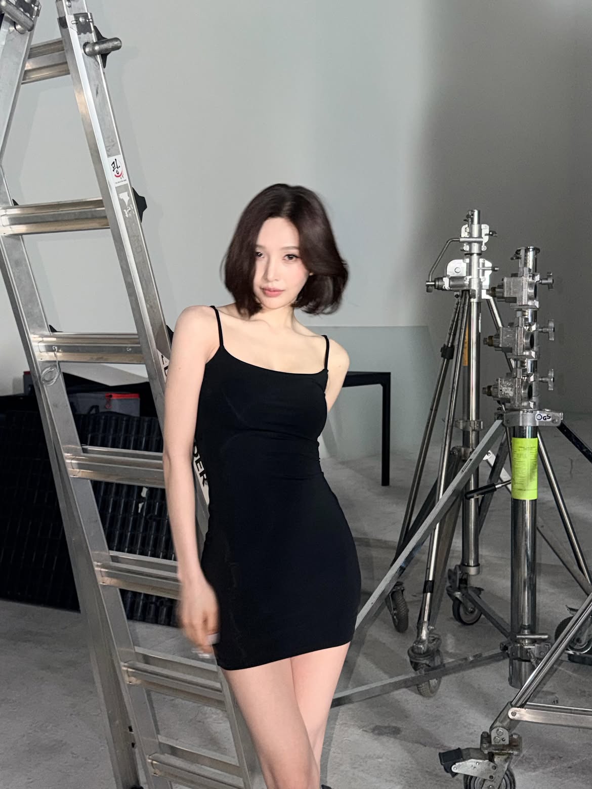 Red Velvet JOY 黑色细肩带吊裙 小女人风 低调的胸前展现 身材 - Instagram