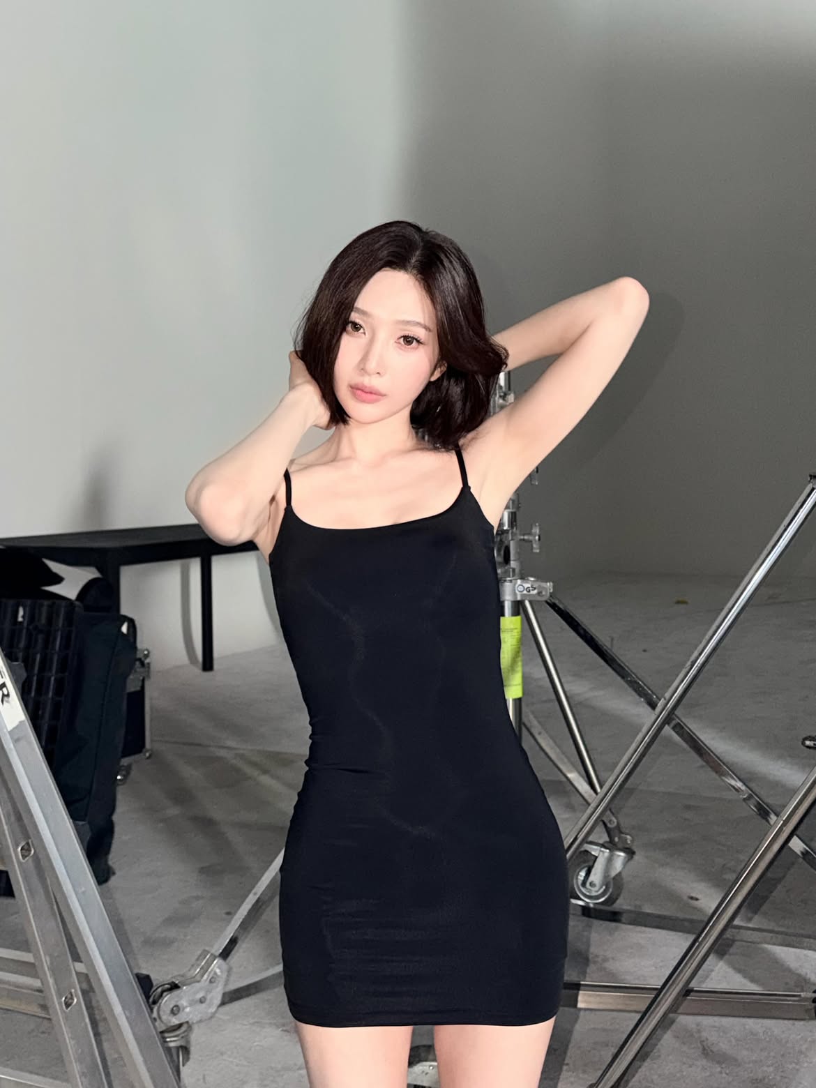 Red Velvet JOY 黑色细肩带吊裙 小女人风 低调的胸前展现 身材 - Instagram