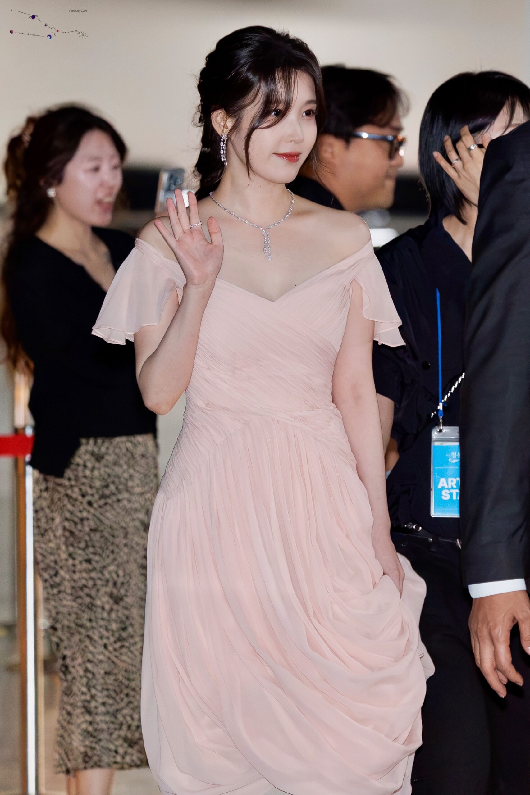 청룡어워즈 퇴근길 아이유...차에 타면서 핑크드레스 가슴골 방심 #2