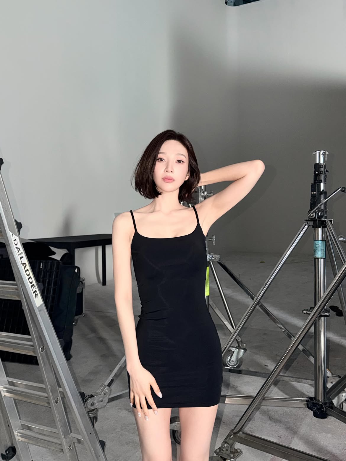 Red Velvet JOY 黑色细肩带吊裙 小女人风 低调的胸前展现 身材 - Instagram