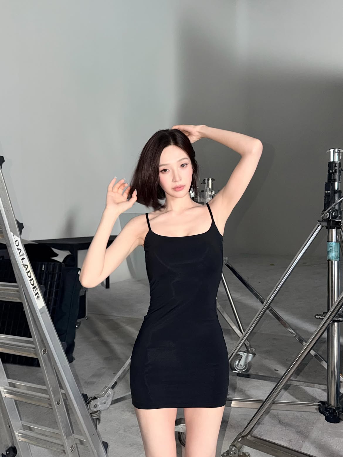 Red Velvet JOY 黑色细肩带吊裙 小女人风 低调的胸前展现 身材 - Instagram