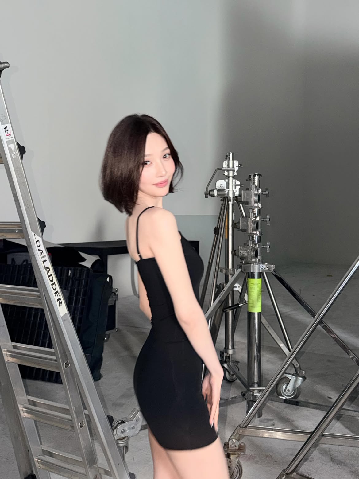 Red Velvet JOY 黑色细肩带吊裙 小女人风 低调的胸前展现 身材 - Instagram
