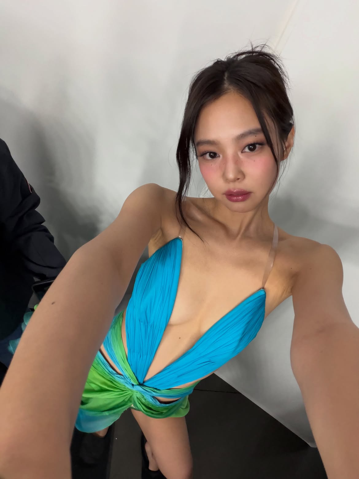 BLACKPINK ジェニー Instagram 涼しげなランジェリードレス 胸元 すっきり体型