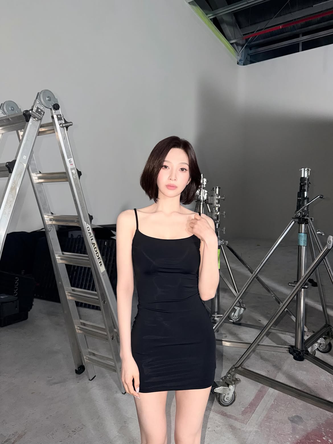 Red Velvet JOY 黑色细肩带吊裙 小女人风 低调的胸前展现 身材 - Instagram