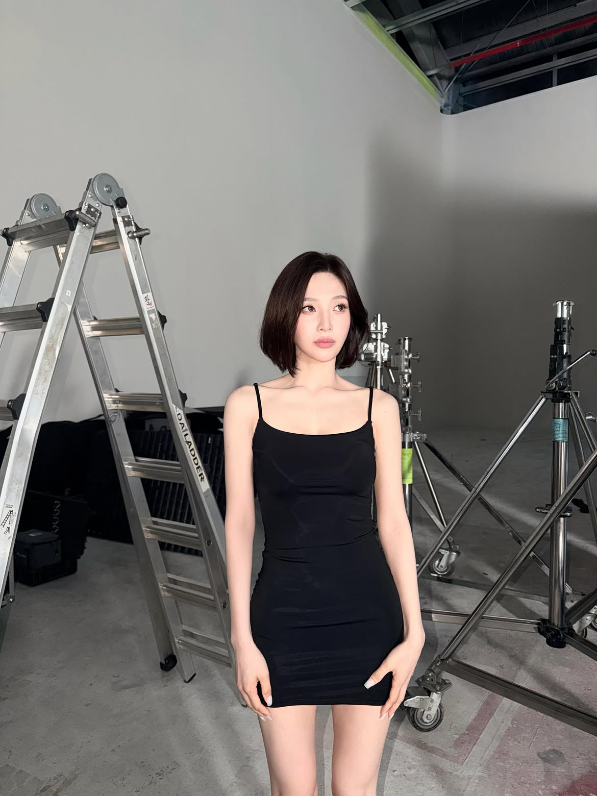 Red Velvet JOY 黑色细肩带吊裙 小女人风 低调的胸前展现 身材 - Instagram