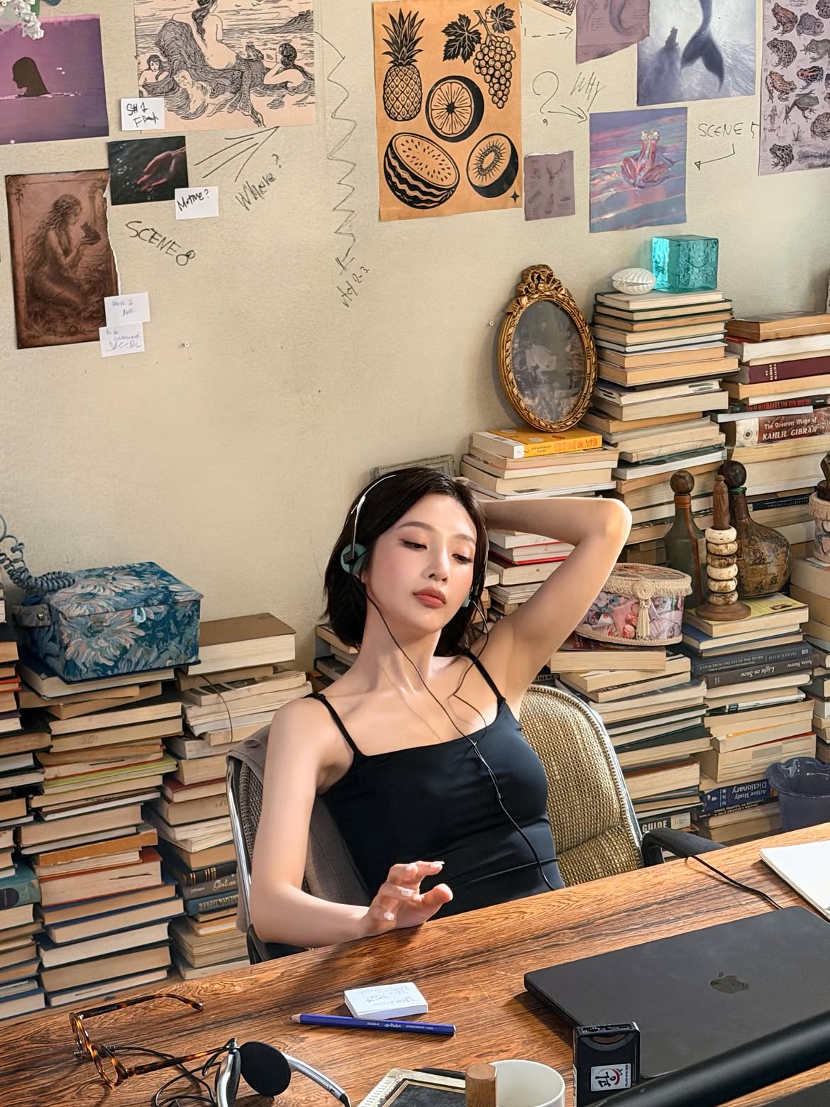 Red Velvet JOY 黑色细肩带吊裙 小女人风 低调的胸前展现 身材 - Instagram
