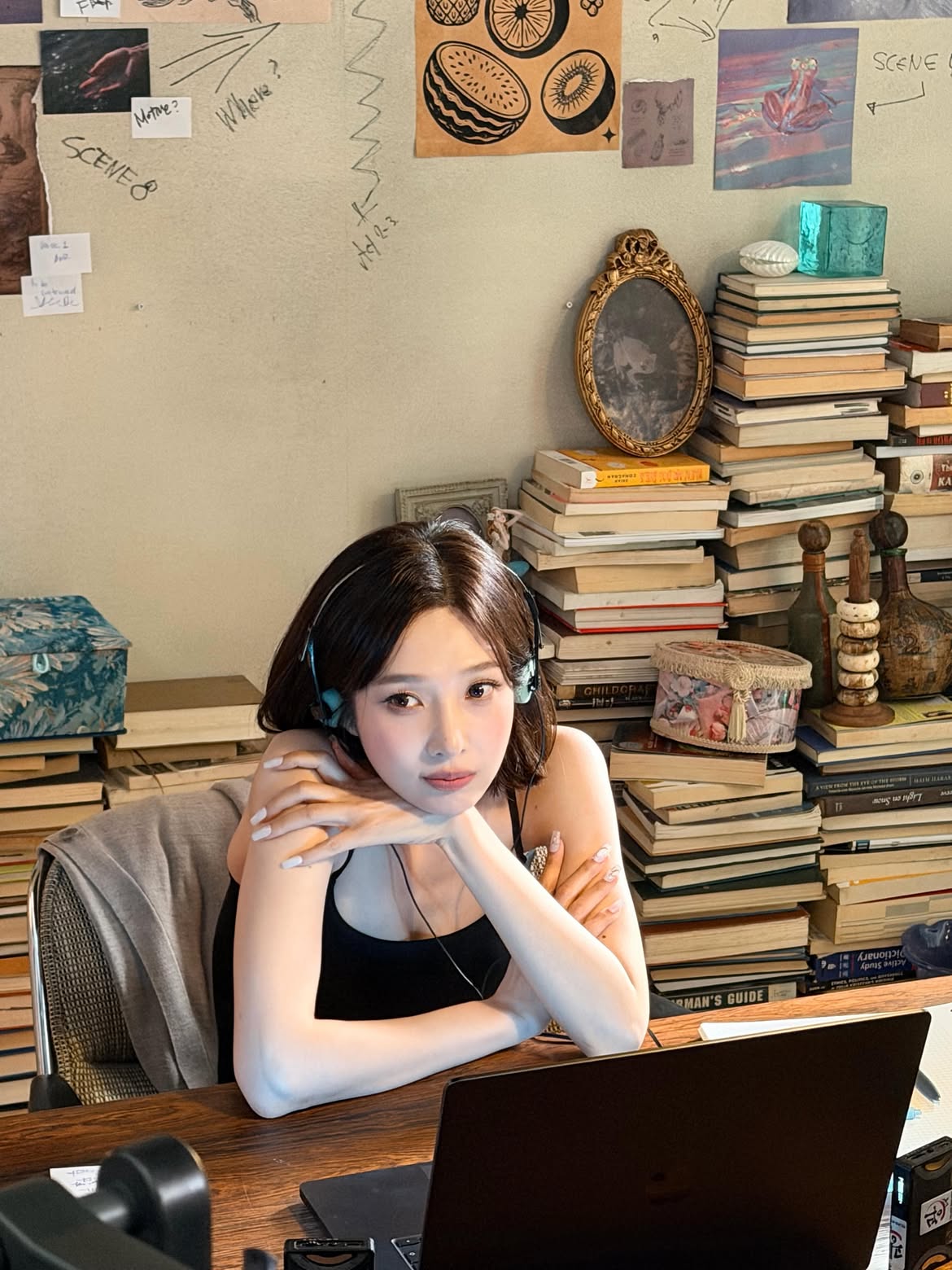 Red Velvet JOY 黑色细肩带吊裙 小女人风 低调的胸前展现 身材 - Instagram