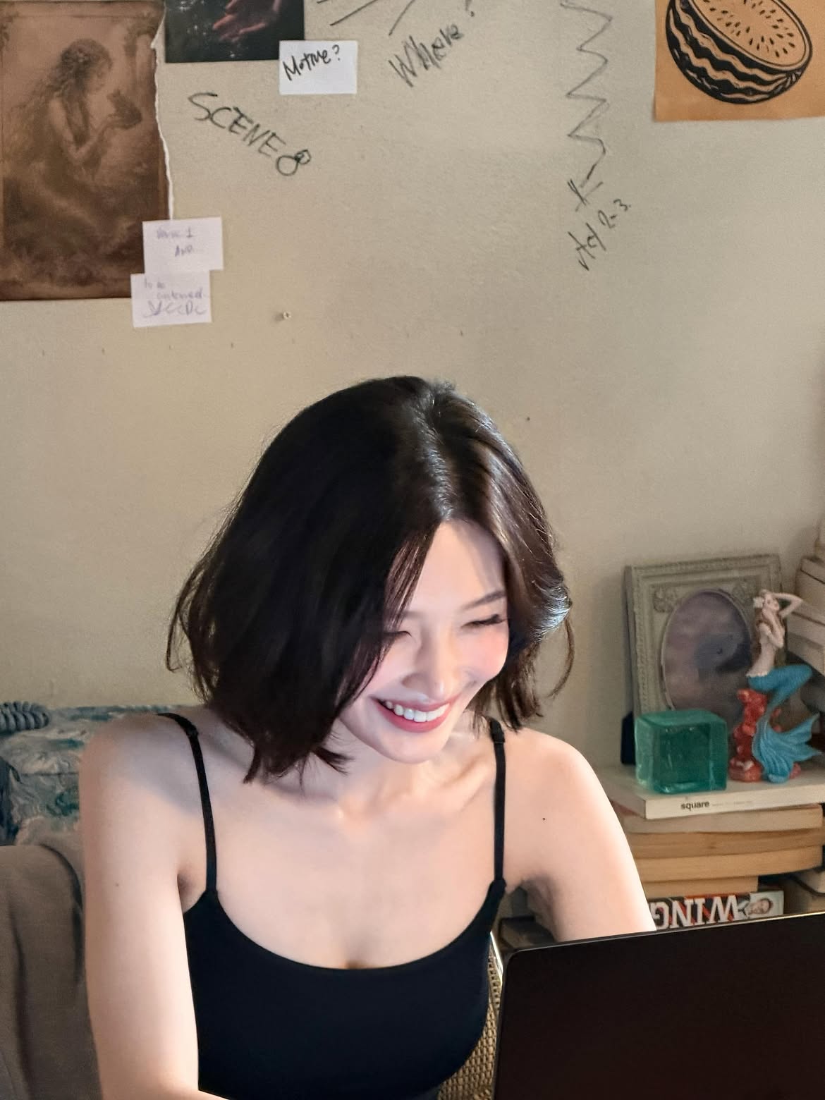 Red Velvet JOY 黑色细肩带吊裙 小女人风 低调的胸前展现 身材 - Instagram