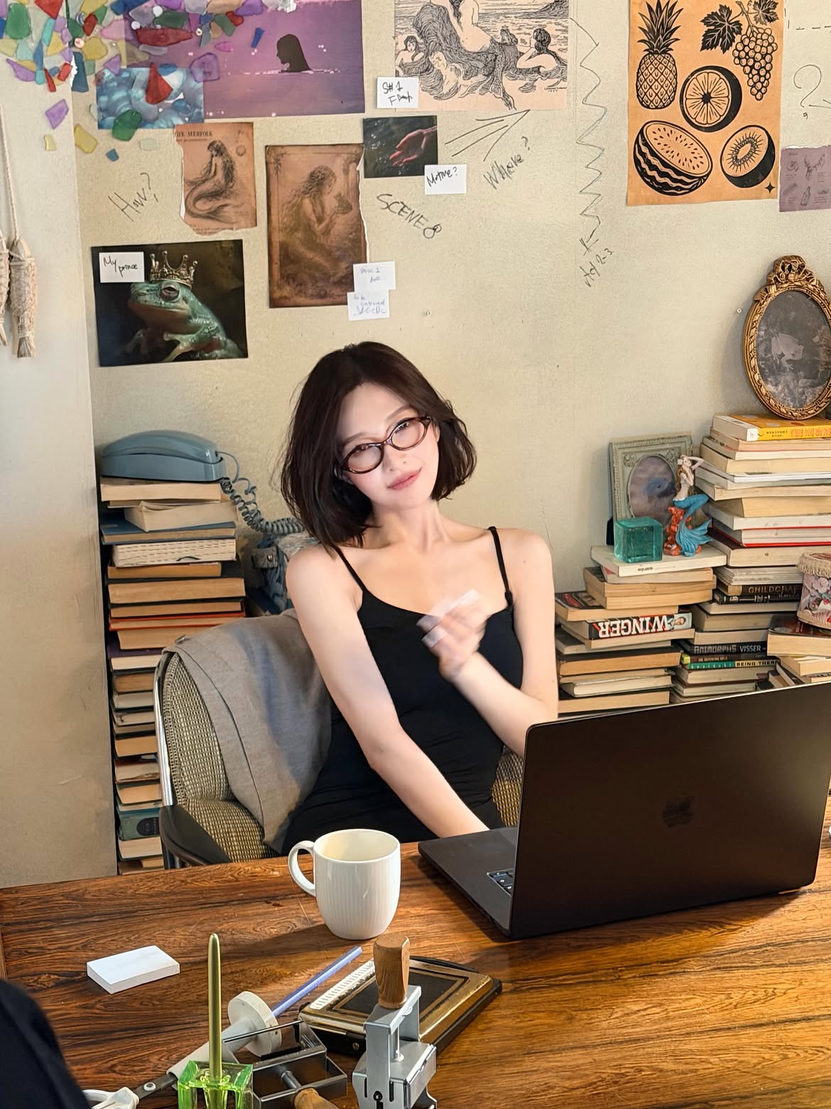 Red Velvet JOY 黑色细肩带吊裙 小女人风 低调的胸前展现 身材 - Instagram