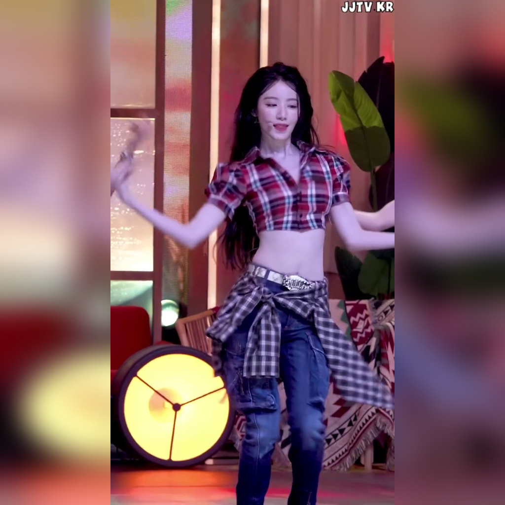 크롭 체크 셔츠 허리라인 배꼽 노출 아이들 슈화 i-dle SHUHUA