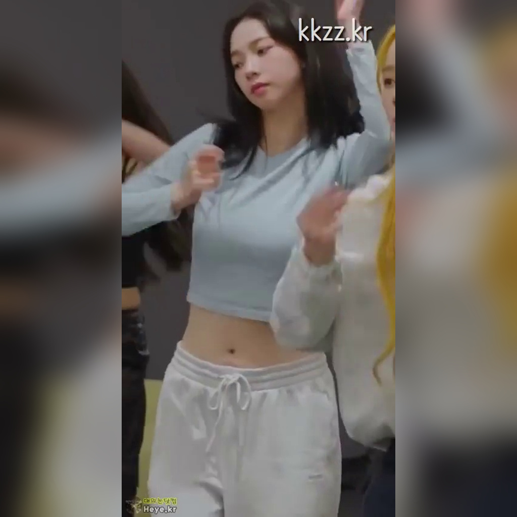 aespa Karina GIF that gets noticeably more cropped