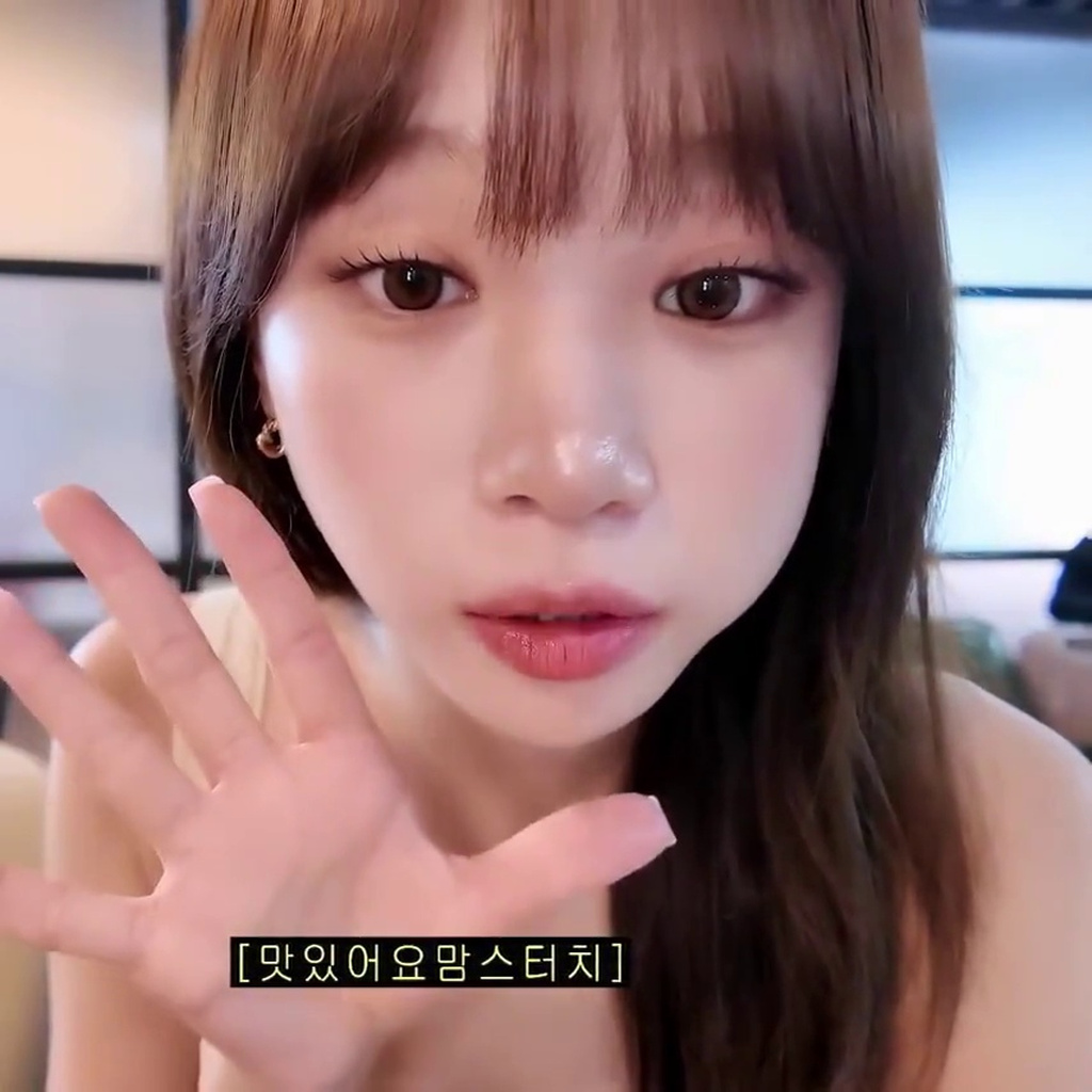 김채원 맘스터치 먹방 하얗고 찐득하게 늘어나는 치즈스틱 먹방