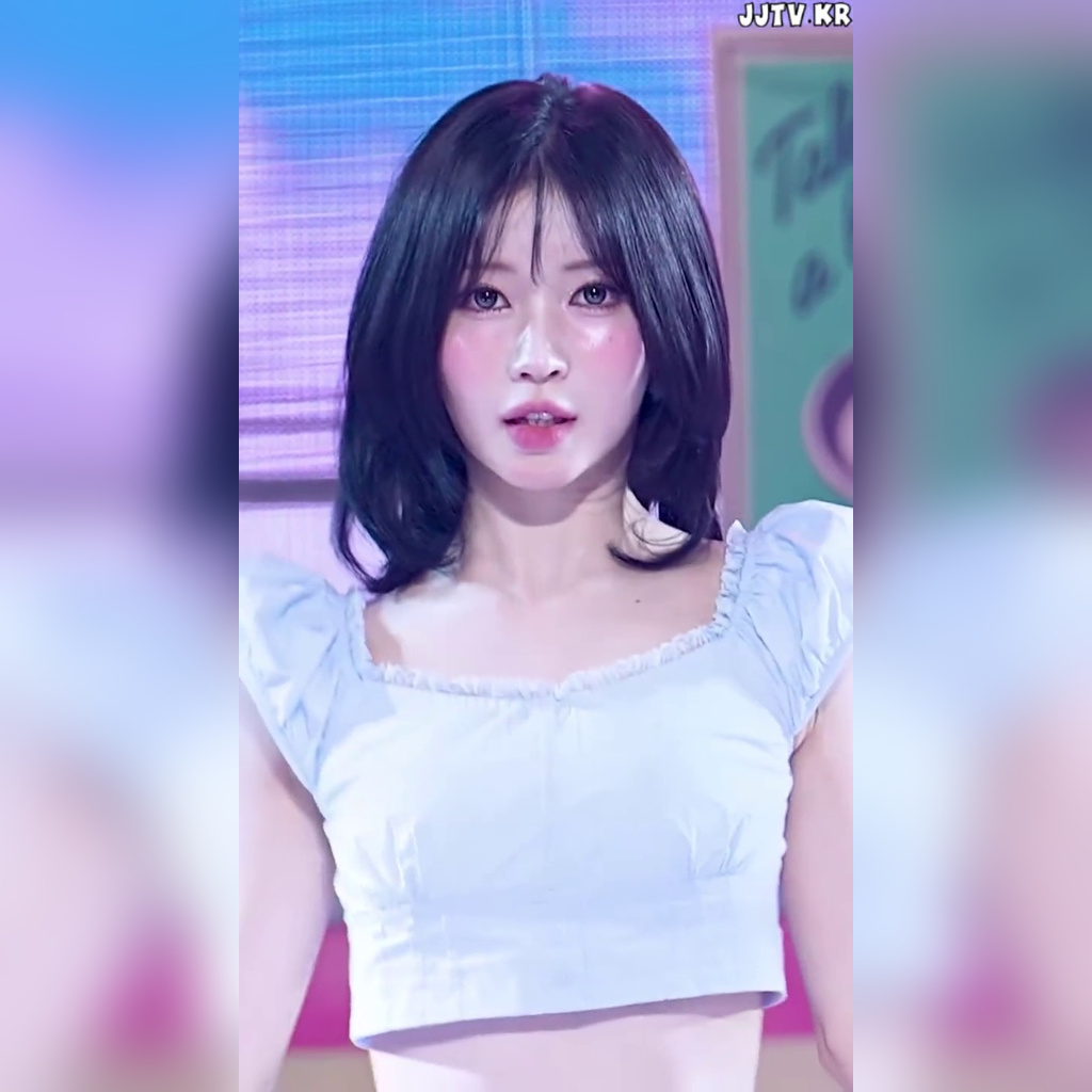 스퀘어넥 하늘색 크롭티 베이비몬스터 아사 BABYMONSTER ASA