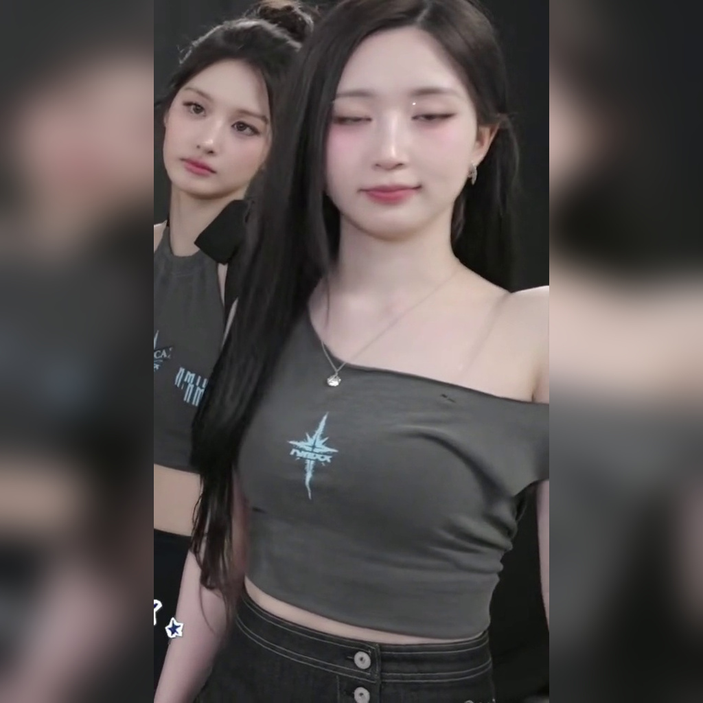 엔믹스 해원 측면에서 본 회색 오프숄더티 봉긋한 가슴라인