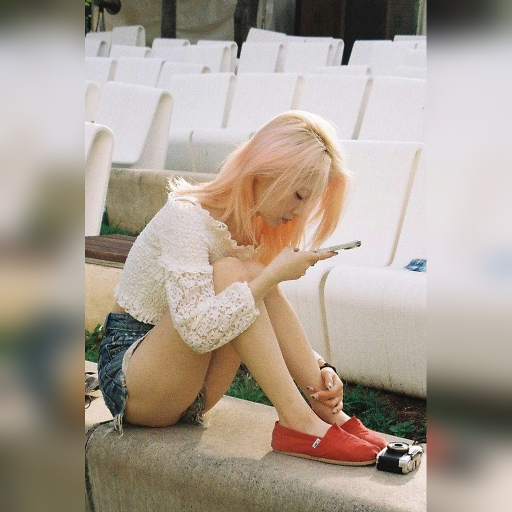 찢어진 청핫팬츠 입고 쪼그려 앉은 이달소 임여진 야벅지 1장