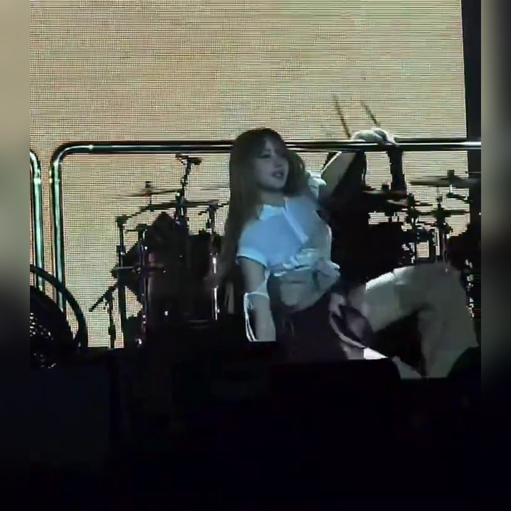 A trick of the eye that makes it seem like BLACKPINK Lisa isn’t wearing underwear during her dance