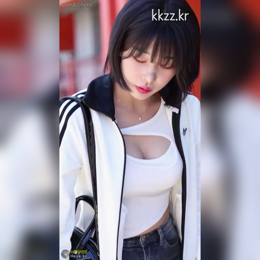 出勤途中のファンサービス 天소ユン チアリーダー 動画クリップ
