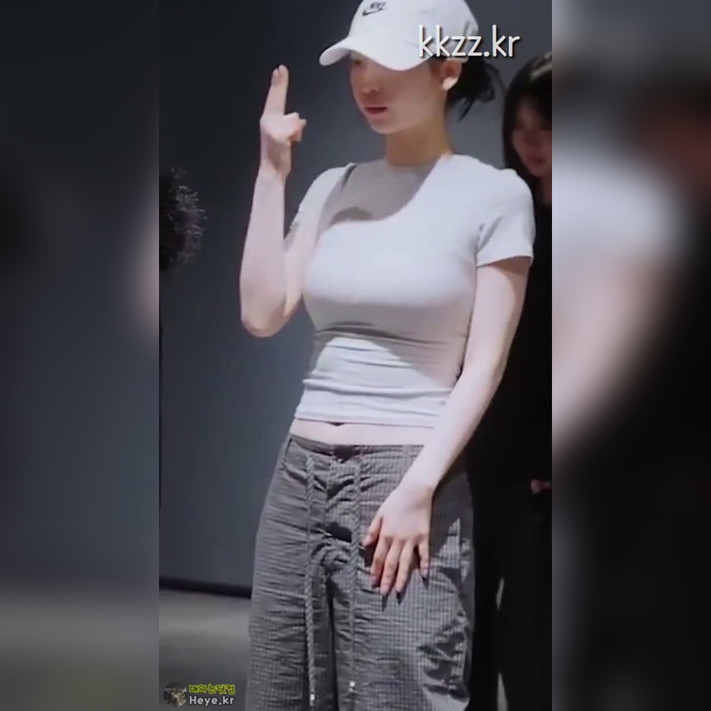 aespa カリナの重みのあるTシャツのフィットGIF